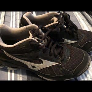 Women’s size 7 Mizuno volleyball shoes
